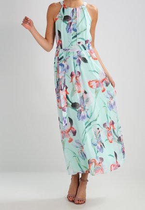 Maxi-jurk van licht muntkleurige stof met bloemenpatroon in roze, paars en groen. Halternek met een getailleerde taille en een vloeiende rok.