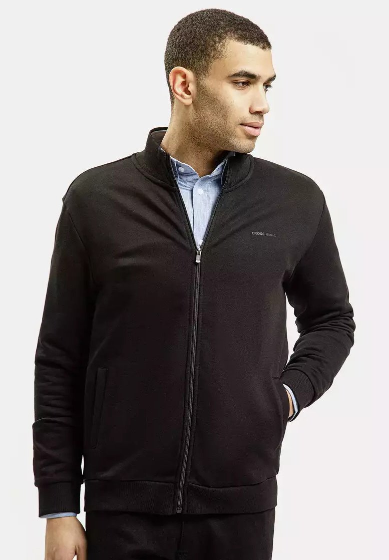 Czarna bluza z suwakiem i stójką, wykonana z gładkiego materiału. Posiada boczne kieszenie oraz małe logo na piersi.