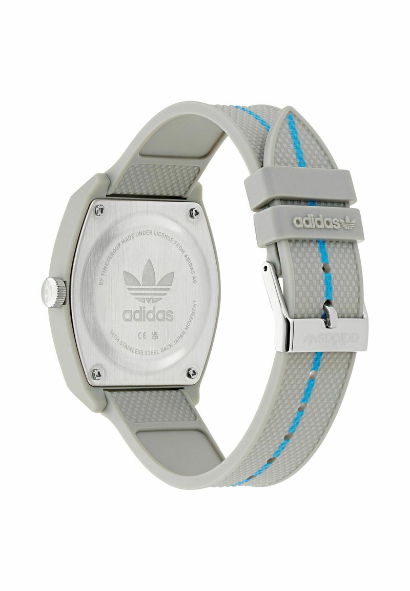 Orologio da polso Adidas grigio con retro in acciaio inossidabile, striscia azzurro chiaro su cinturino testurizzato e fibbia in metallo con logo Adidas inciso.