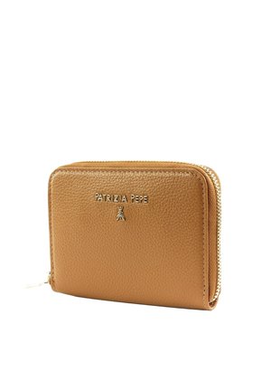 Portefeuille en cuir marron clair avec fermeture éclair dorée et logo "PATRIZIA PEPE" embossé à l'avant, posé sur fond blanc.