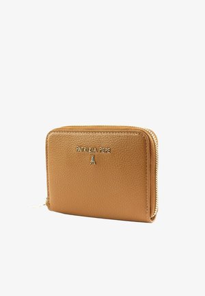 Portefeuille en cuir marron clair avec fermeture éclair dorée et logo "PATRIZIA PEPE" embossé à l'avant, posé sur fond blanc.