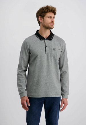 Polo grigio a maniche lunghe con colletto nero e striscia bianca, caratterizzato da un motivo testurizzato discreto e un dettaglio con tasca frontale.