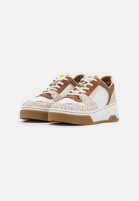 Sneaker bianchi e marroni chiari presentano un tessuto decorato, una linguetta imbottita e una suola in gomma con un accento del logo sul lato.