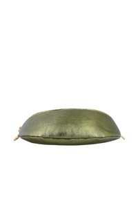 Pochette zippée vert métallisé avec bord inférieur arrondi, vue de profil sur fond blanc.