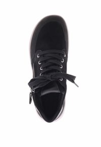Zwarte suède sneaker met ronde neus, vetersluiting aan de voorkant, zilveren ogen en een zijritsdetail; getextureerde bovenkant en een doorzichtige rubberen zool.