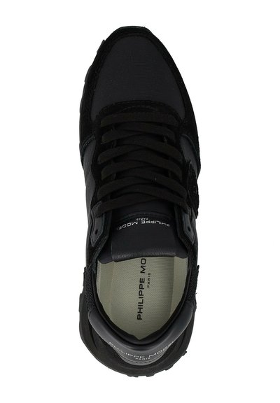 Scarpa sportiva nera che presenta un mix di materiale scamosciato testurizzato e materiali sintetici lisci. Design con lacci, colletto imbottito e dettaglio del logo.