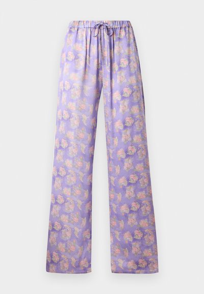 Svetlofialové kvetinové nohavice s elastickým pásom a šnúrkou na stiahnutie. Majú jemnú tkaninu, široký strih nohavíc a vzor ružových a zelených kvetov.