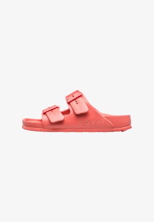 Coral Roxy slide sandaal met twee verstelbare bandjes met gespen, een getextureerde voetbed en een duurzame rubberen zool.