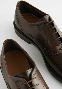 Next REGULAR FIT - SIGNATURE BROGUE - Elegantsed paeltega jalatsid - brown
