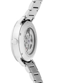 Reloj de acero inoxidable con una caja plateada pulida y un mecanismo automático visible a través de la parte trasera transparente, con un patrón texturizado.