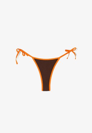 Bruine geribbelde bikini onderkant met oranje strikjes, heeft een hoog uitgesneden ontwerp en minimale bedekking, waarmee een slank, contrasterend kleurenpalet wordt benadrukt.