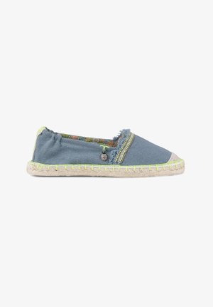 Blå denim espadrille med frynset kanter, blomsterfoer, gummisål og limegrønne syninger. Lukket design med rund tå.