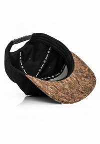 Cappellino da baseball nero con visiera in sughero. Presenta un corpo in tessuto morbido, una texture in contrasto della visiera e una fascia interna a fantasia.