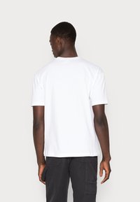 Champion Rochester CREWNECK STRANGER THINGS UNISEX - Triko s potiskem - white