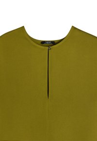 Oliwkowa bluzka z okrągłym dekoltem, z centralnym zapięciem na guzik oraz subtelnym pionowym rozcięciem. Gładka tekstura materiału.