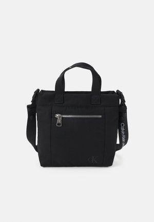 Sort Calvin Klein shoppertaske med to håndtag, frontlomme med lynlås, justerbar skulderrem med brandnavn og diskret præget logo.