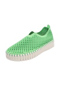 Zapato slip-on de malla verde con un patrón texturizado, puntera redondeada y suela blanca estriada. Presenta agujeros de ventilación en toda la parte superior.