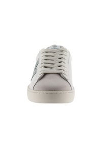 Sneaker bianco con punta e pannello laterale in suede grigio. Caratterizzato da una tomaia testurizzata, lacci piatti e suola in gomma. Logo del marchio sulla linguetta.