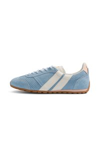 Basket en daim bleu clair avec des bandes en cuir blanc, lacets sur le devant, bout perforé et semelle en gomme, vue de profil.