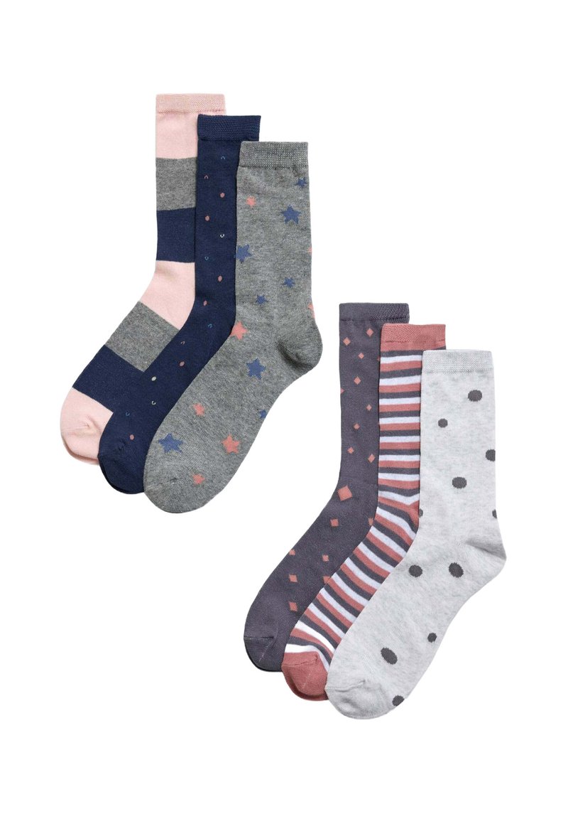 Seis pares de calcetines. Los colores incluyen azul marino, gris, rosa y púrpura. Los patrones presentan estrellas, rayas, puntos y diamantes. Tela texturizada.