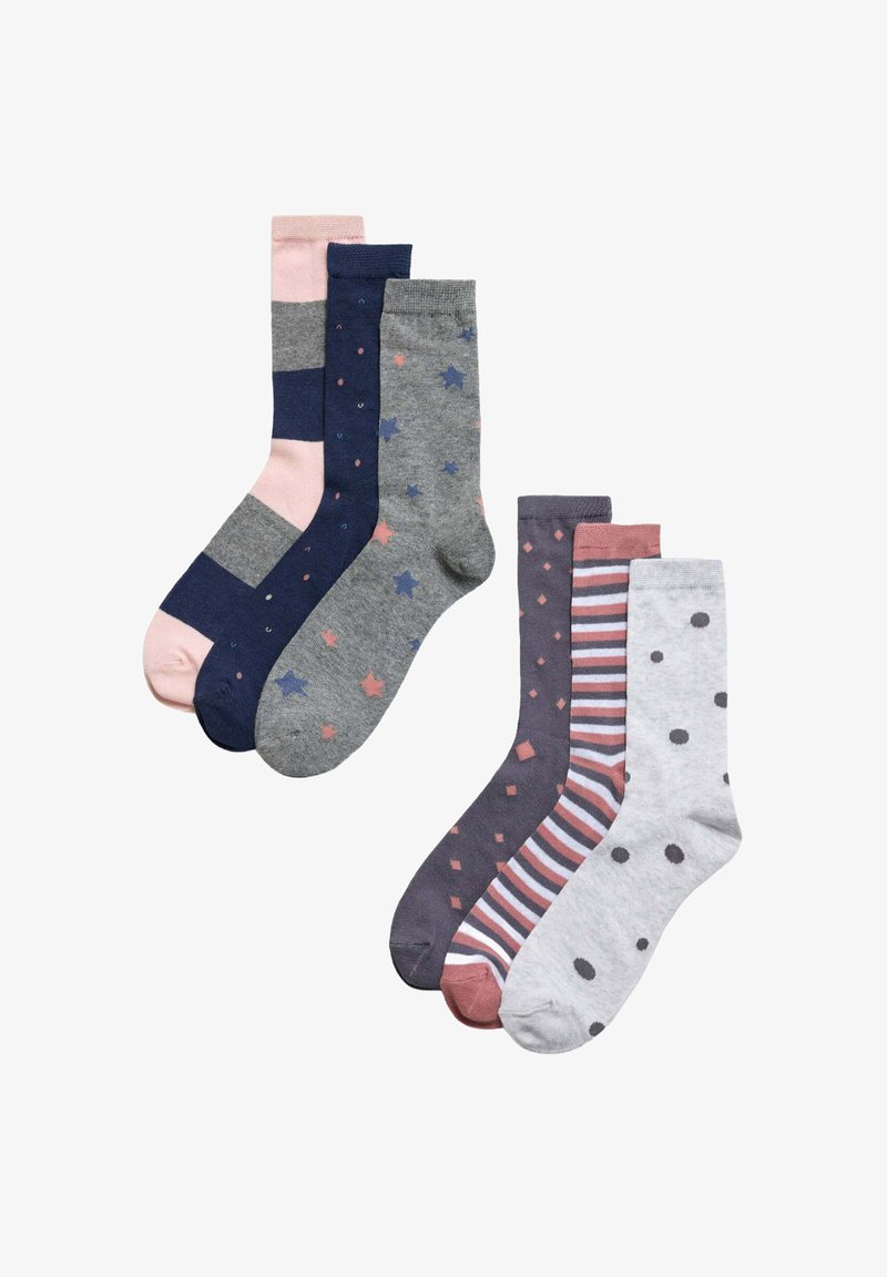 Seis pares de calcetines. Los colores incluyen azul marino, gris, rosa y púrpura. Los patrones presentan estrellas, rayas, puntos y diamantes. Tela texturizada.
