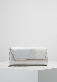 Pochette argento con finitura metallica testurizzata, caratterizzata da un elegante dettaglio in metallo e una tracolla a catena. Forma rettangolare con chiusura a patta.