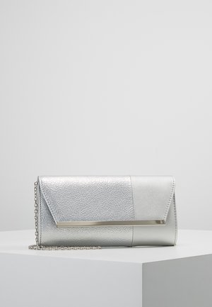 Porte-monnaie argenté avec une finition métallique texturée, présentant un accent en métal épuré et une bandoulière en chaîne. Forme rectangulaire avec une fermeture à rabat.