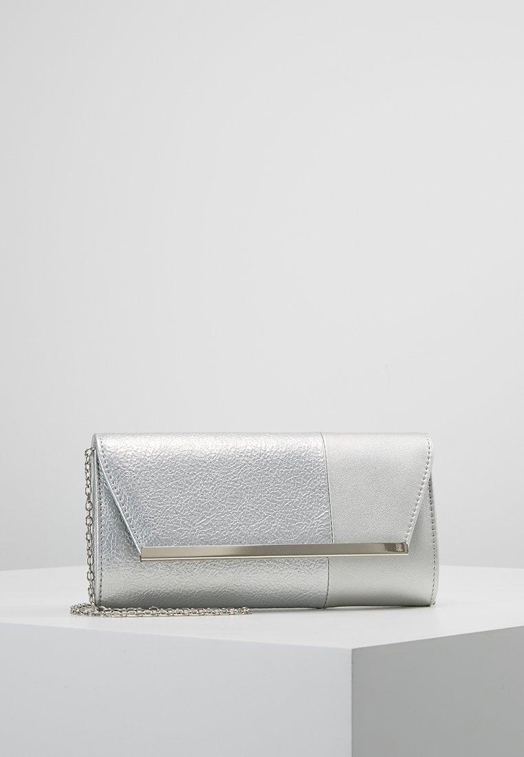Pochette argento con finitura metallica testurizzata, caratterizzata da un elegante dettaglio in metallo e una tracolla a catena. Forma rettangolare con chiusura a patta.