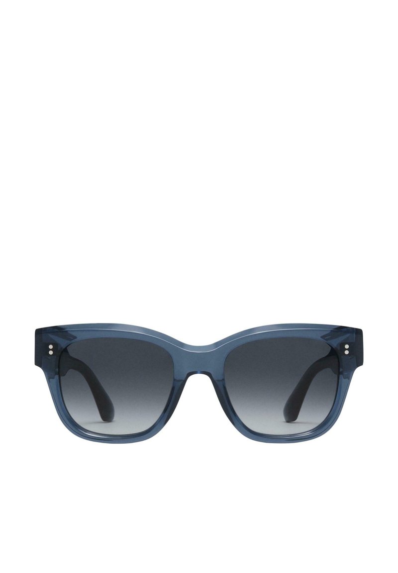 Ochelari de soare din acetat transparent albastru, cu o formă îndrăzneață de tip cat-eye și lentile gri cu gradient; prezintă un finisaj lucios și accente metalice mici.
