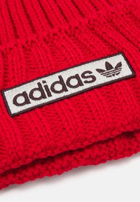 adidas Originals BEANIE UNISEX - Kootud müts - better scarlet/shadow red