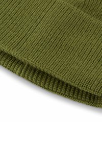 Berretto rigato verde a maglia con un motivo testurizzato. Presenta un risvolto in basso, realizzato in un materiale morbido simile alla lana.