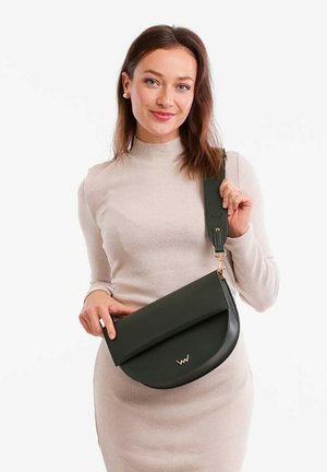 Tmavě zelená umělá kůže crossbody taška s kulatým klopovým zapínáním, zlatými kovovými detaily a nastavitelným ramenním popruhem.