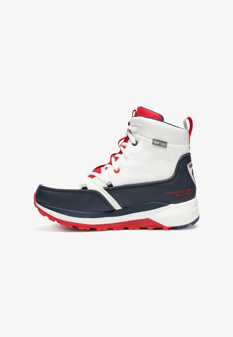 Botas de invierno con un upper blanco, acentos en azul marino, detalles rojos, suela texturizada y una marca distintiva. Incluye cordones y acolchado.