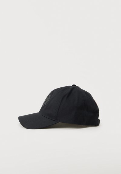 Μαύρο καπέλο μπέιζμπολ με καμπυλωτό γείσο, με διακριτικό κεντητό σχέδιο στο μπροστινό μέρος, εμφανίζεται από το πλάι πάνω σε λευκό φόντο.