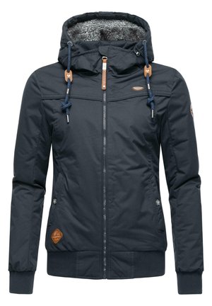 Veste matelassée bleu marine avec une capuche en fourrure, fermeture éclair et toggles en cuir contrastants. Dotée de poignets côtelés et de détails de logo.