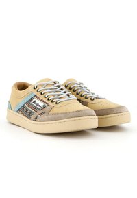 Sneakers in tela beige con accenti a motivo blu e marrone, sovrapposizioni in suede e lacci blu chiaro. Design con punta rotonda e suola piatta.