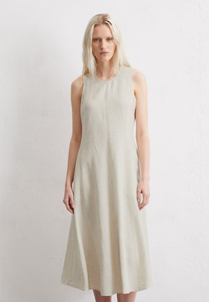 Ärmelloses Leinenkleid in hellem Beige mit rundem Ausschnitt und fließender A-Linie, das vertikale Texturdetails aufweist.