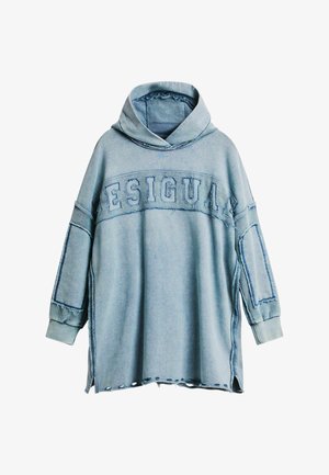 Hanorac din denim albastru deschis cu un mare logo "ESIGUAL" pe față, panouri laterale și margini uzate. Prezintă o croială lejeră și glugă.