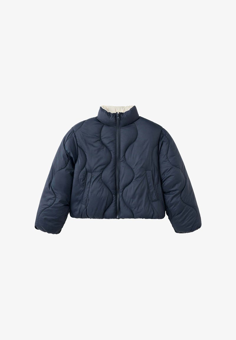 Veste matelassée bleu marine avec col montant, fermeture éclair sur le devant et poches latérales, montrant un motif de couture en forme de vagues.