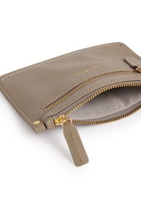Portafoglio in pelle grigia con texture, zip dorate, tasca frontale e logo discreto. Interno foderato in tessuto, con compartimento con zip.
