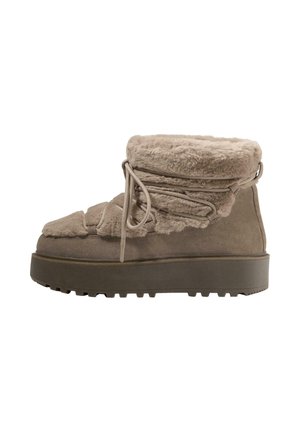 Tan enkelboots van suede en faux fur, met een dikke zool, veters en een pluche boord voor extra comfort.