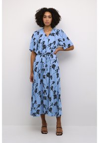 Helles blaues Blumenkleid mit kurzen Ärmeln, Knopfverschluss und gebundenem Taillenbereich. Hat ein schwarzes Blumenmuster auf weichem Stoff. Mittellange Schnitt.