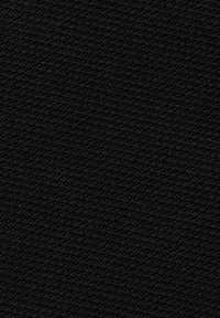 Teksturowana czarna tkanina z plecionym wzorem w siatkę, monochromatyczny wygląd i gładka powierzchnia.