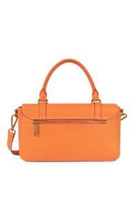 Oranje leren handtas met bovenhandvatten, voorzak met ritssluiting, witte stiksels en afneembare schouderriem die aan de zijkanten is bevestigd.