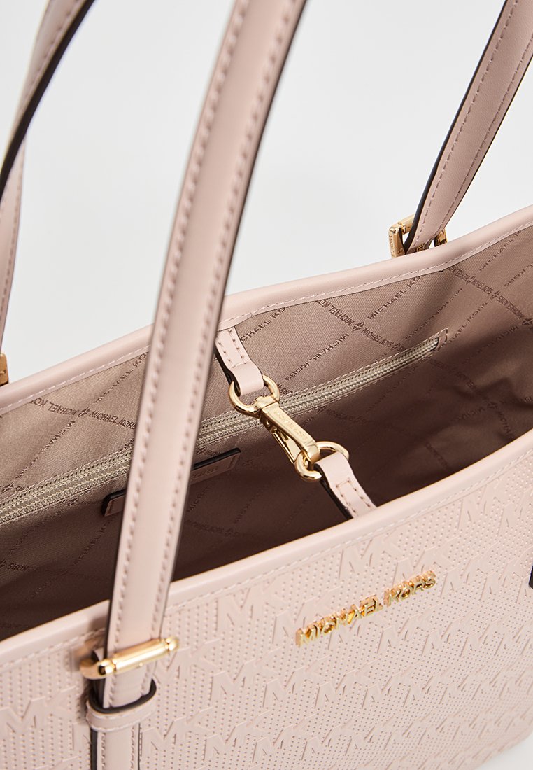 Bolso tote de color rosa claro, hecho de material texturizado, con dos asas, herrajes dorados y un bolsillo interior con cremallera con forro de logo.