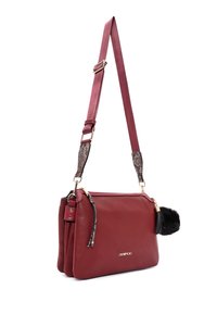 Borsa bordeaux con finitura in pelle texturizzata, doppio scomparto, tracolla staccabile con stampa serpente e un accento pom-pom nero.