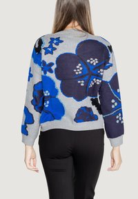 Maglione grigio con grandi motivi floreali blu e neri, caratterizzato da polsini e orlo a coste e un collo rotondo.