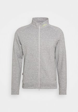 Chaqueta gris claro con cremallera completa, mangas largas, cuello alto y un sutil logo neón cerca del escote en el lado izquierdo.