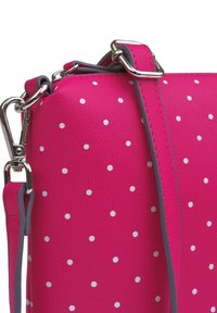 Růžová kožená kabelka s bílými puntíky, nastavitelné ramínko a stříbrná kovová spona.