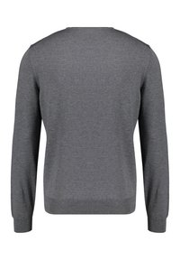 Šedý pletený svetr s kulatým výstřihem, dlouhými rukávy a ribbovaným lemem. Hladký povrch s minimalistickým designem a bez viditelných ozdob.
